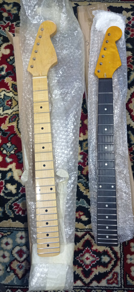 Dos mástiles de stratocaster.