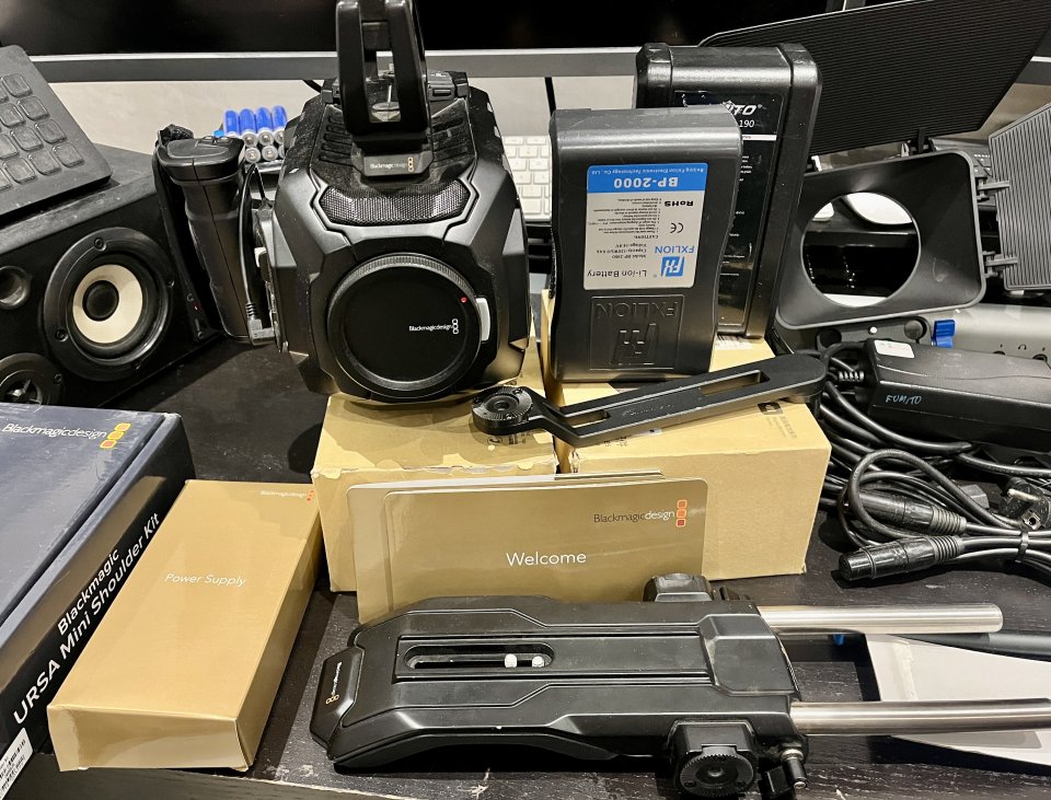 Blackmagic URSA MINI 4k EF + Muchos extras