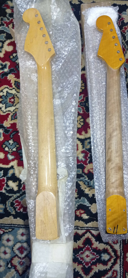 Dos mástiles de stratocaster.