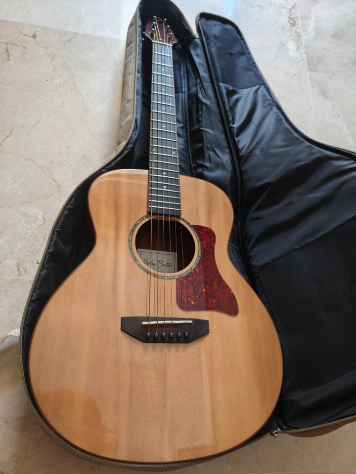 Guitarra acústica de viaje