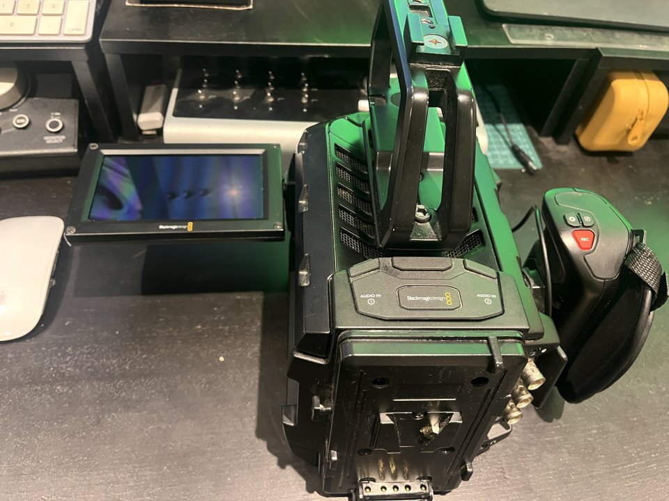 Blackmagic URSA MINI 4k EF + Muchos extras