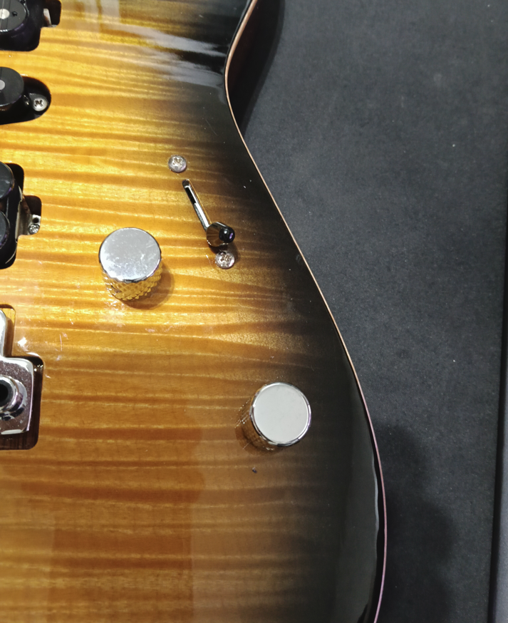 Charvel MIJ Mahogany Sunburst por una Ibanez MM1 Martin Miller (o posible Ibanez AZ) de segunda mano · Foto 9 de 9 · Barcelona