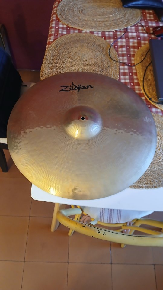Plat Zildjian Sound Lab de 22". Un plat especial. Una mena de Crash Ride