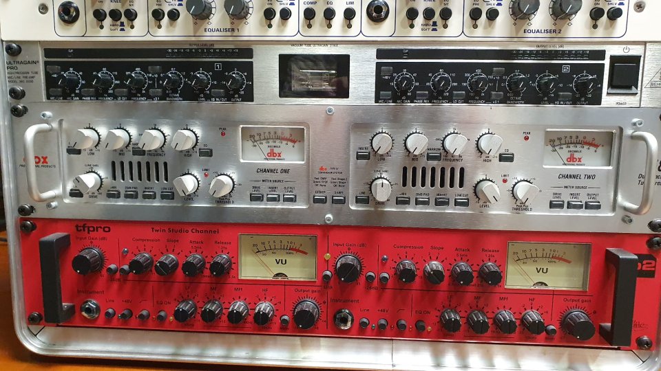 Varios previos - 8 canales en total TLAudio Ivory, Ultragain, DBX, CFPRO