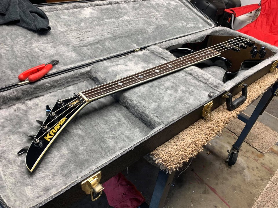 Compro Bajo Kramer Forum III 4 cuerdas con pastillas Spector y necktrough. de segunda mano · Foto 1 de 9 · Madrid