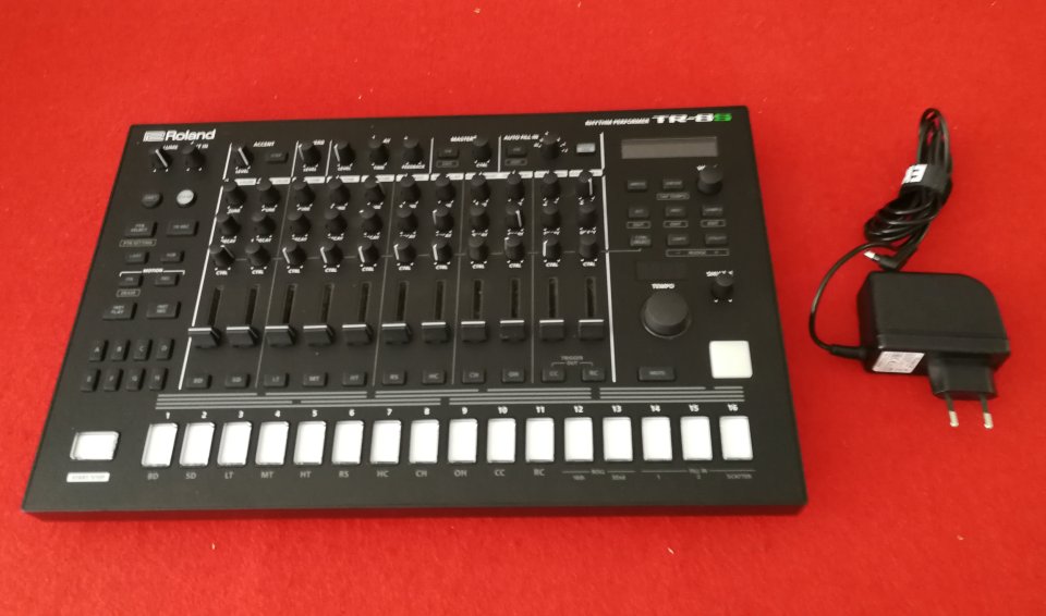 Roland TR-8S AIRA Rhythm Performer de segunda mano · Foto 4 de 4 · Girona · 489 €