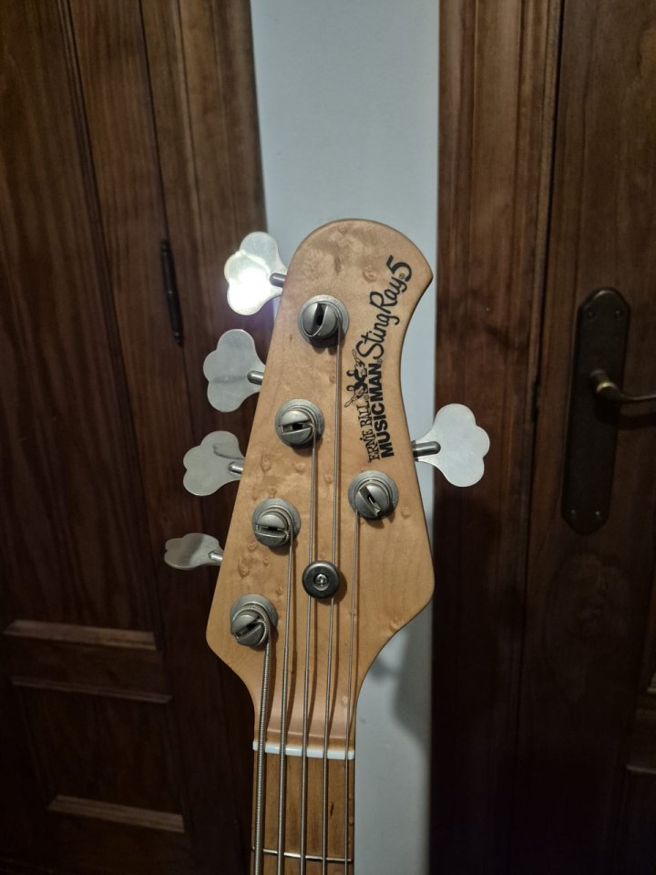 Music Man StingRay 5 H Natural de segunda mano · Foto 2 de 3 · Cádiz · 2000 €