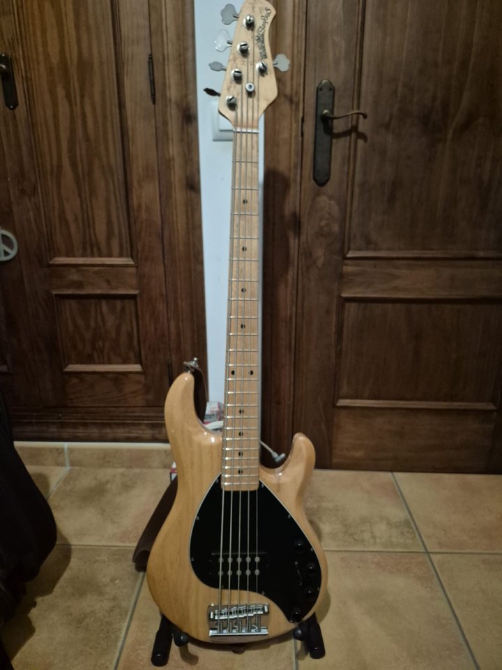 Music Man StingRay 5 H Natural de segunda mano · Foto 3 de 3 · Cádiz · 2000 €