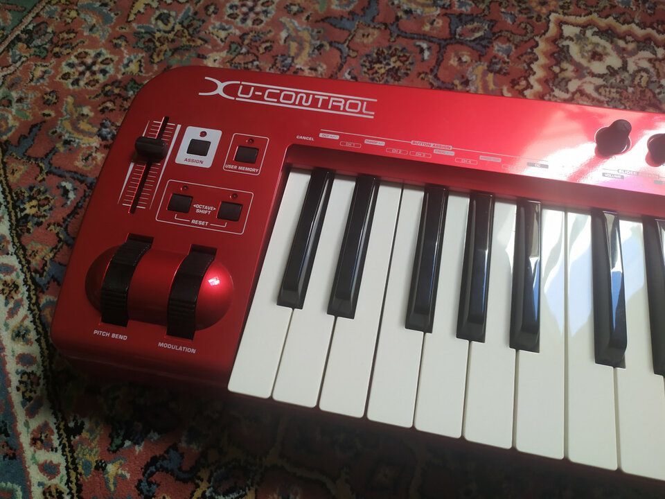 Teclado controlador midi Behringer UMX610