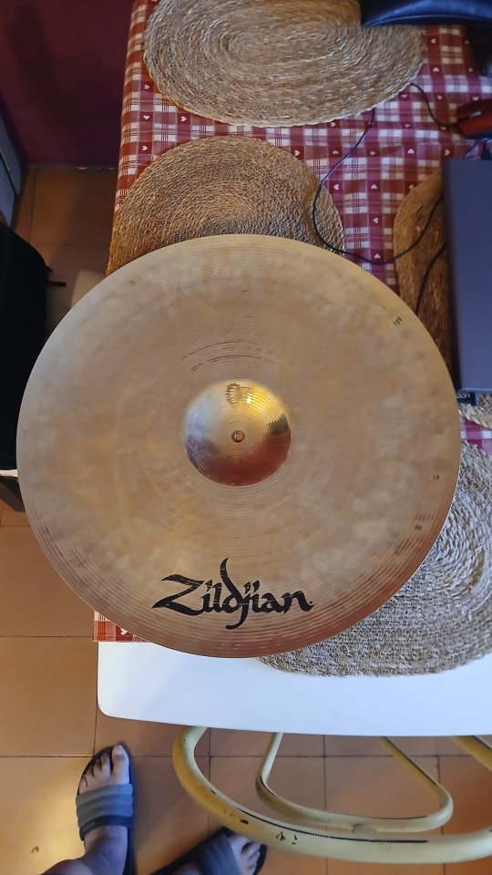 Plat Zildjian Sound Lab de 22". Un plat especial. Una mena de Crash Ride
