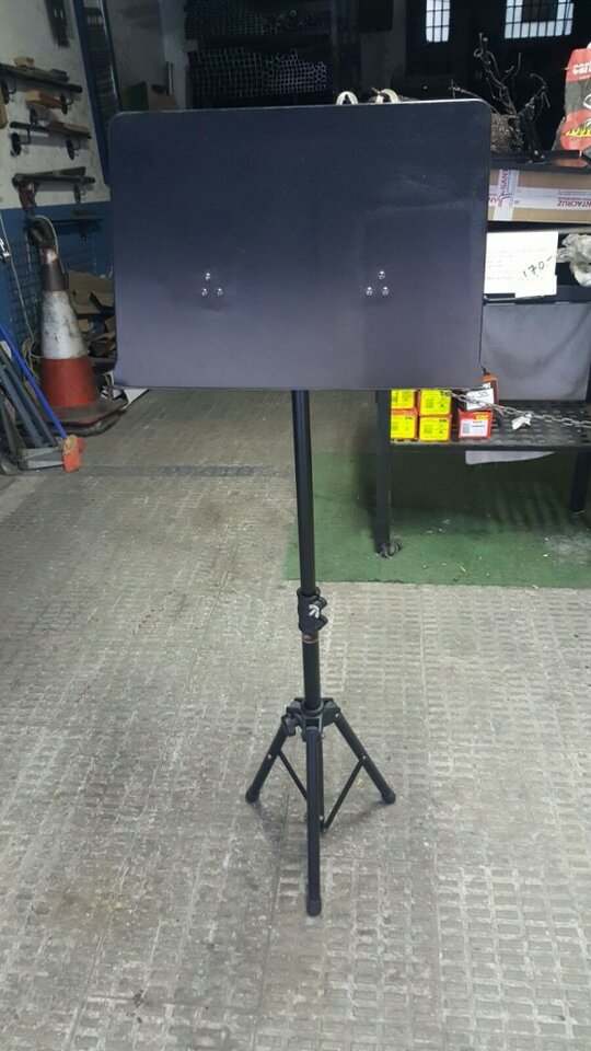 ATRIL muy resistente y completo