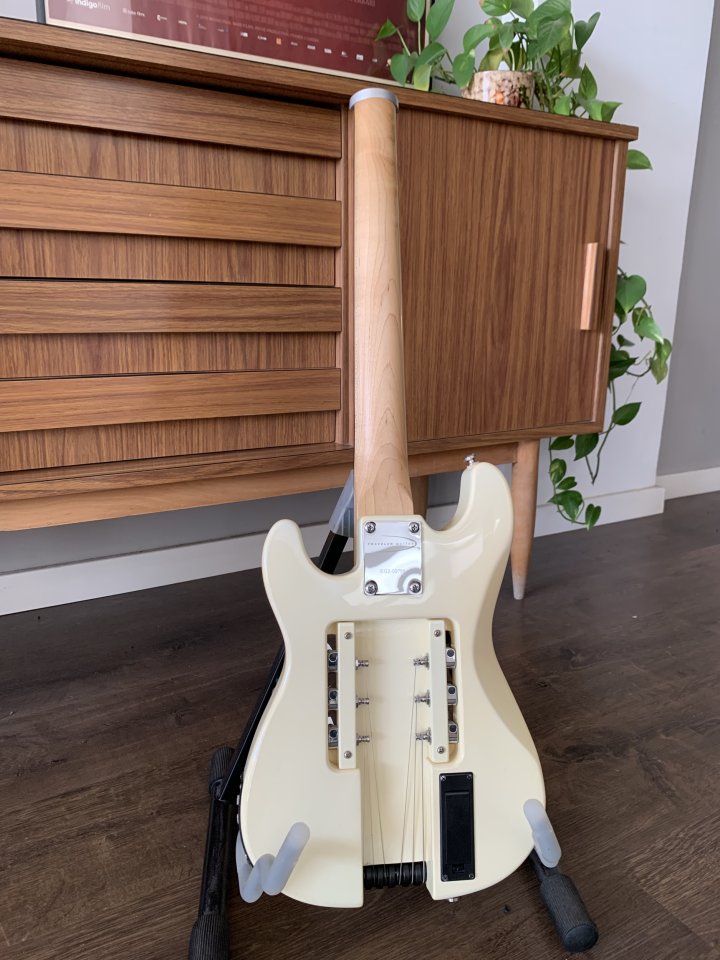 Traveller guitar Escape EG-2.