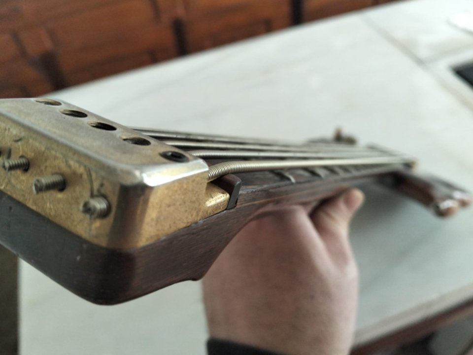 Bajo luthier 5 cuerdas headless de segunda mano · Foto 2 de 10 · Lugo · 1200 €