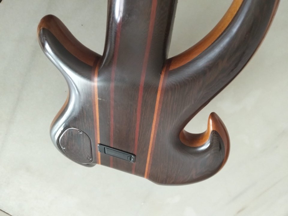 Bajo luthier 5 cuerdas headless de segunda mano · Foto 3 de 10 · Lugo · 1200 €