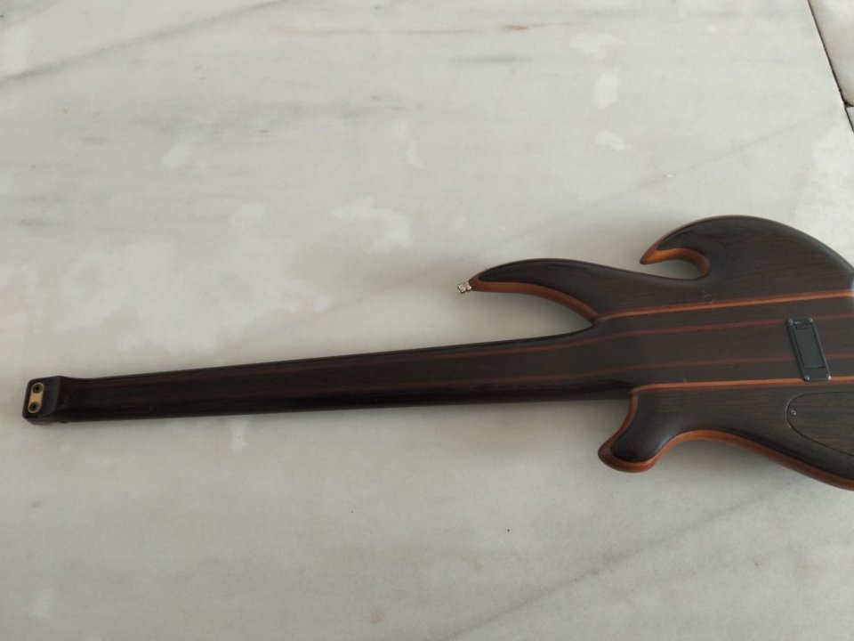 Bajo luthier 5 cuerdas headless de segunda mano · Foto 4 de 10 · Lugo · 1200 €