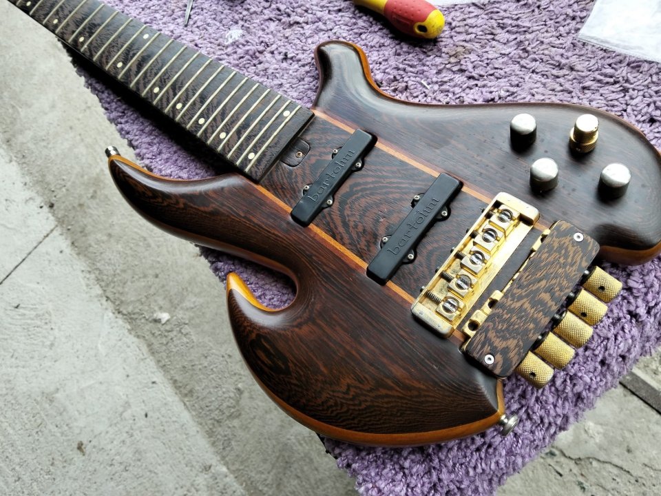 Bajo luthier 5 cuerdas headless de segunda mano · Foto 6 de 10 · Lugo · 1200 €