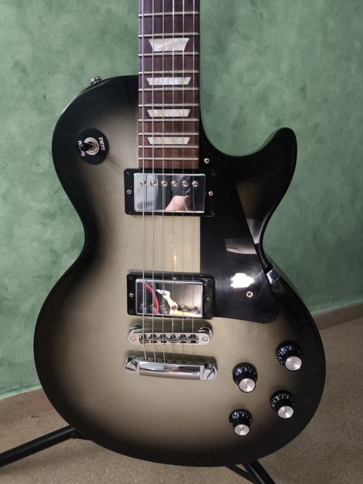 Gibson Les Paul Studio Silverburst 2012 de segunda mano · Foto 1 de 6 · Barcelona · 1100 €