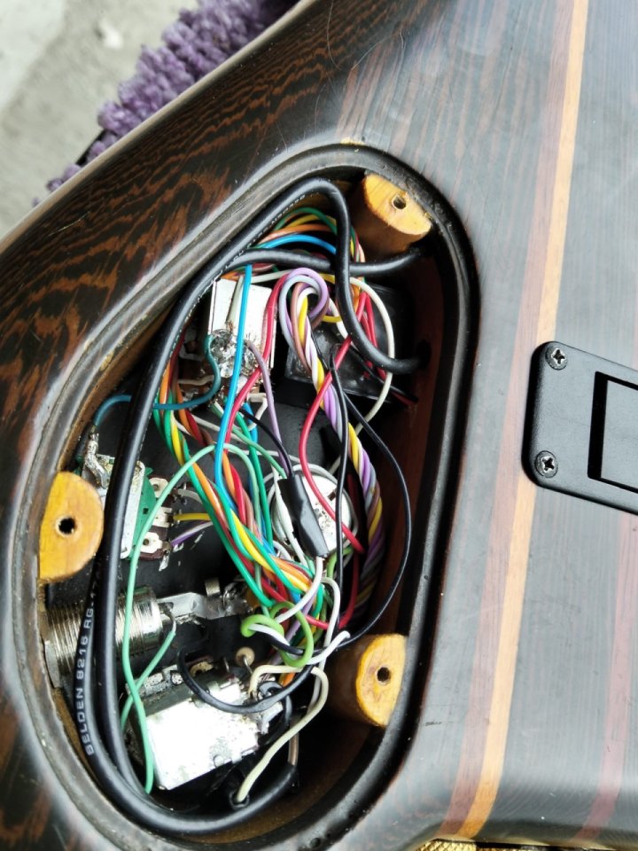 Bajo luthier 5 cuerdas headless de segunda mano · Foto 7 de 10 · Lugo · 1200 €