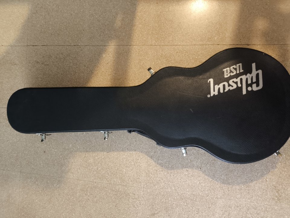 Gibson Les Paul Studio Silverburst 2012 de segunda mano · Foto 2 de 6 · Barcelona · 1100 €