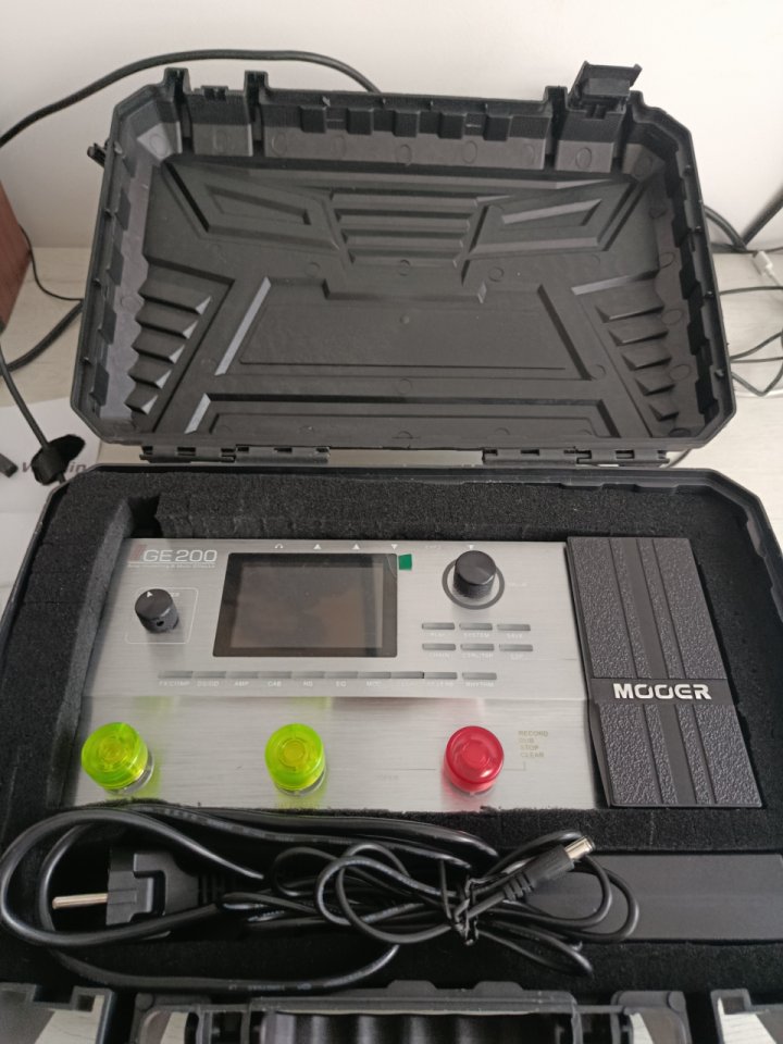 Mooer ge200 + maleta de segunda mano · Foto 1 de 2 · Cantabria · 99 €