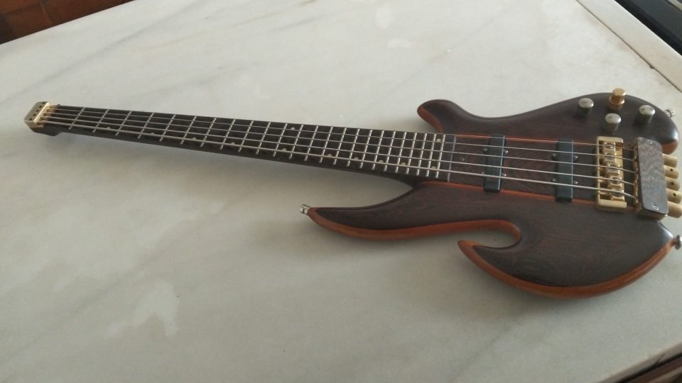 Bajo luthier 5 cuerdas headless de segunda mano · Foto 10 de 10 · Lugo · 1200 €