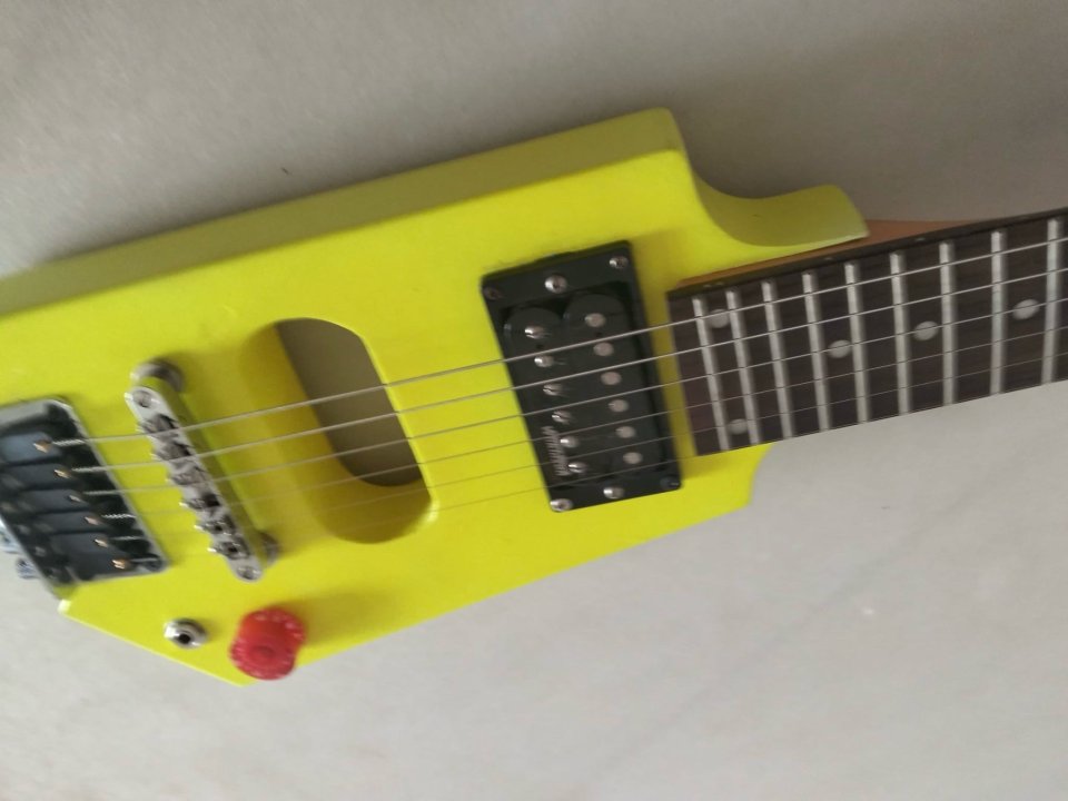 Guitarra headless de viaje de segunda mano · Foto 1 de 5 · Lugo · 100 €