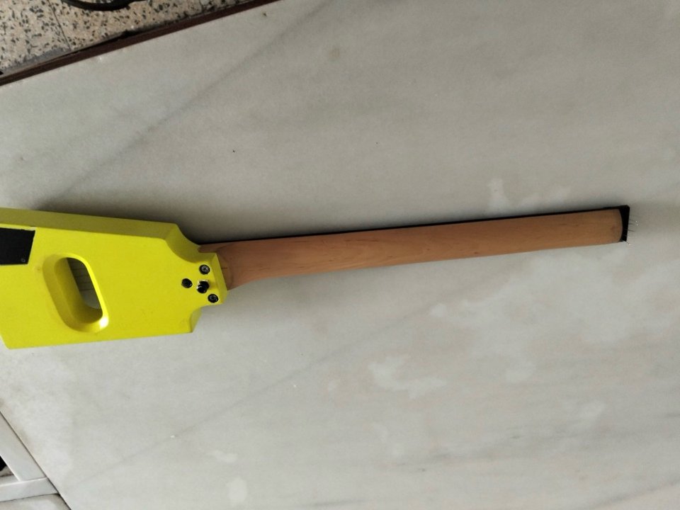 Guitarra headless de viaje de segunda mano · Foto 2 de 5 · Lugo · 100 €