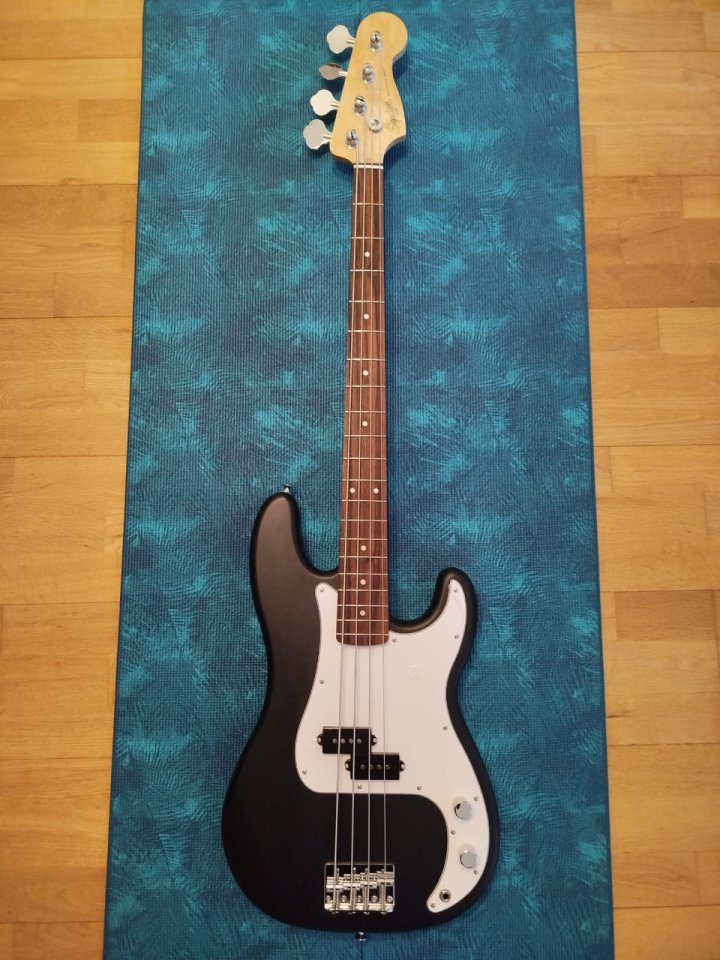 Bajo Squier Precision Bass (Negro Mate)