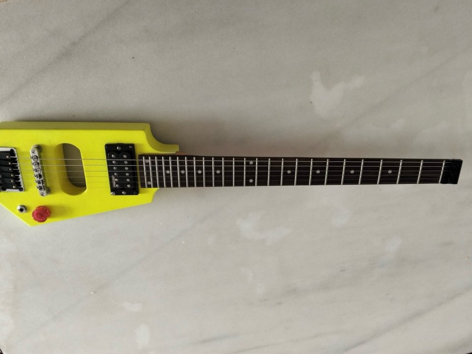 Guitarra headless de viaje de segunda mano · Foto 3 de 5 · Lugo · 100 €