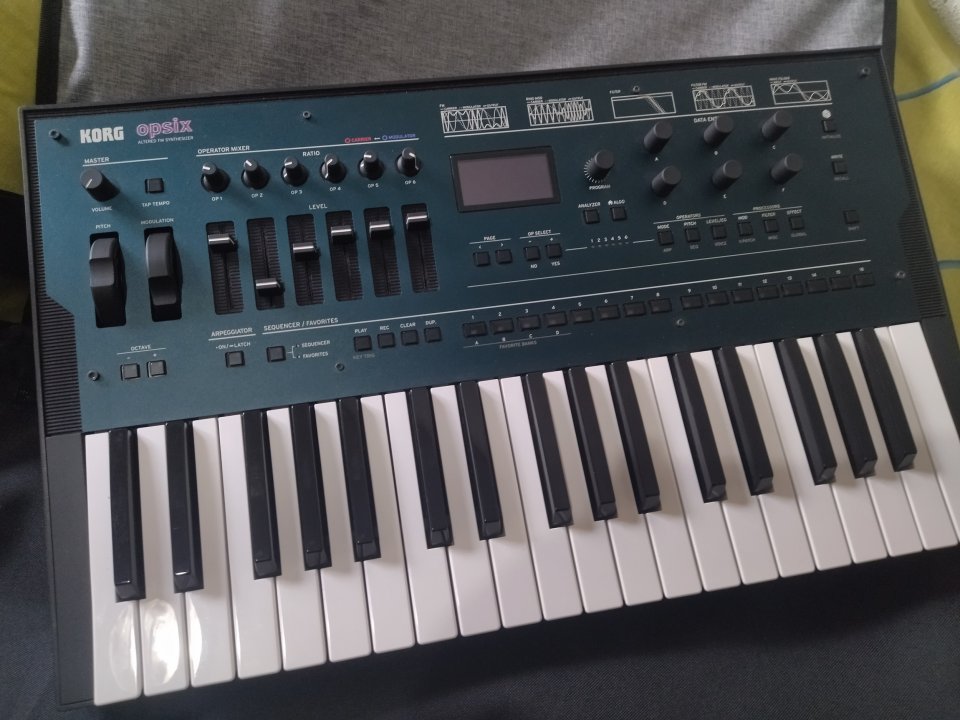 Korg Opsix + funda de segunda mano · Foto 1 de 3 · Madrid · 400 €