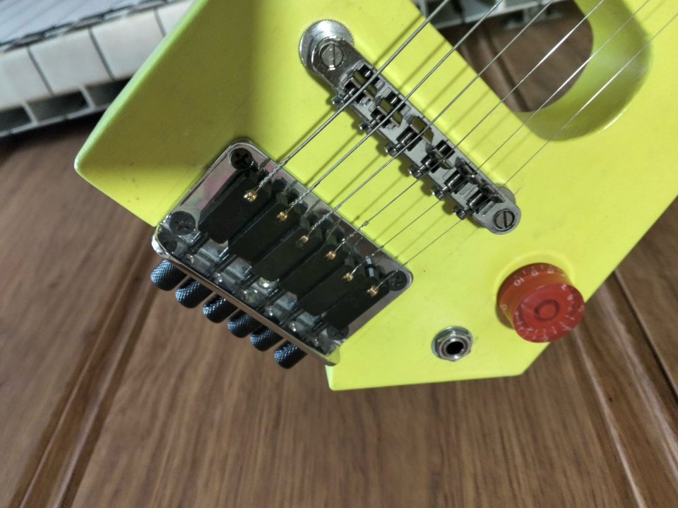 Guitarra headless de viaje de segunda mano · Foto 5 de 5 · Lugo · 100 €