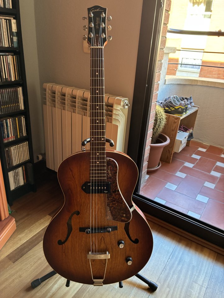 Godin 5th Avenue Kingpin P90 (Made in Canada) de segunda mano · Foto 1 de 5 · Barcelona · 670 €