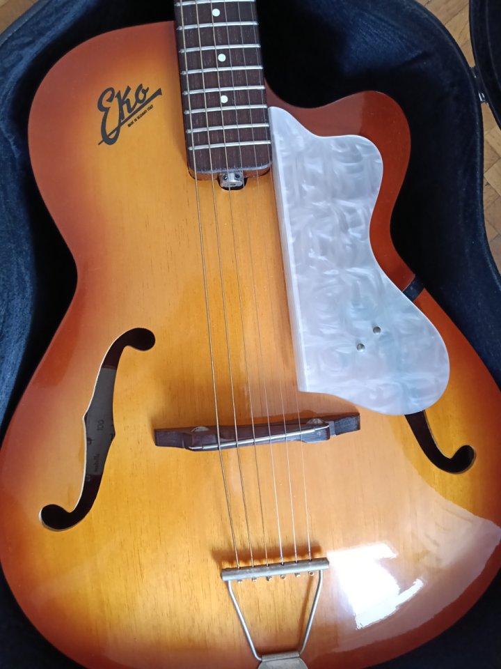 Guitarra archtop Eko Model 100 de los 60 de segunda mano · Foto 2 de 10 · Madrid · 450 €