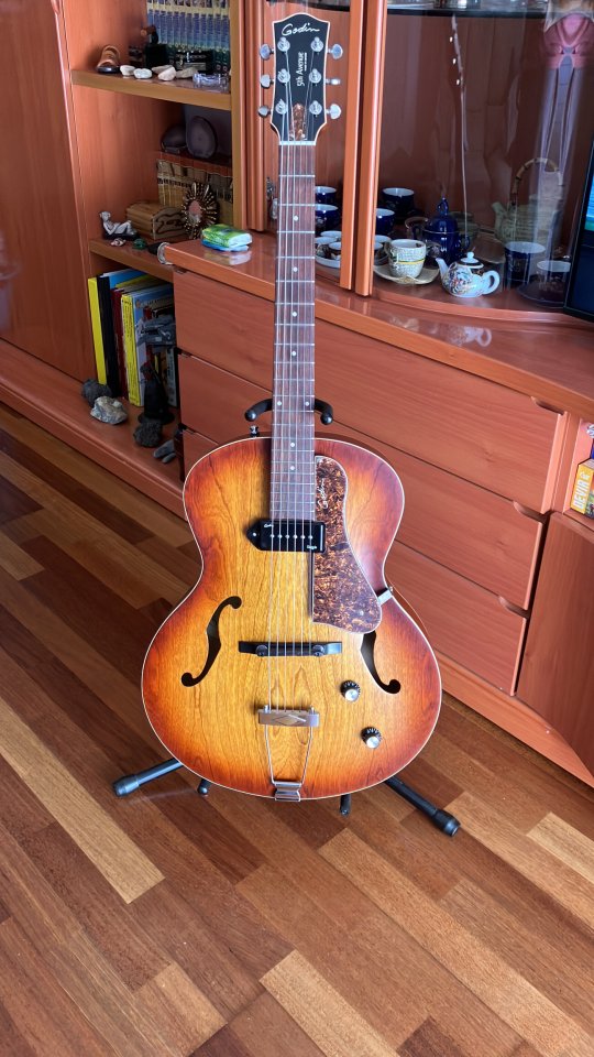 Godin 5th Avenue Kingpin P90 (Made in Canada) de segunda mano · Foto 5 de 5 · Barcelona · 670 €