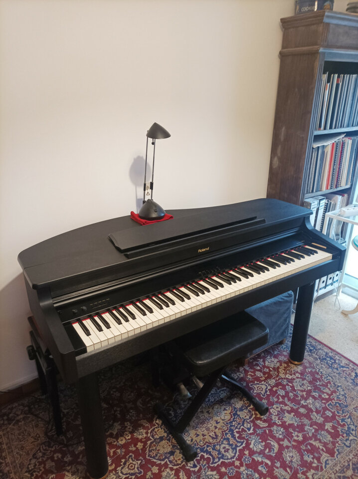 Piano roland cola