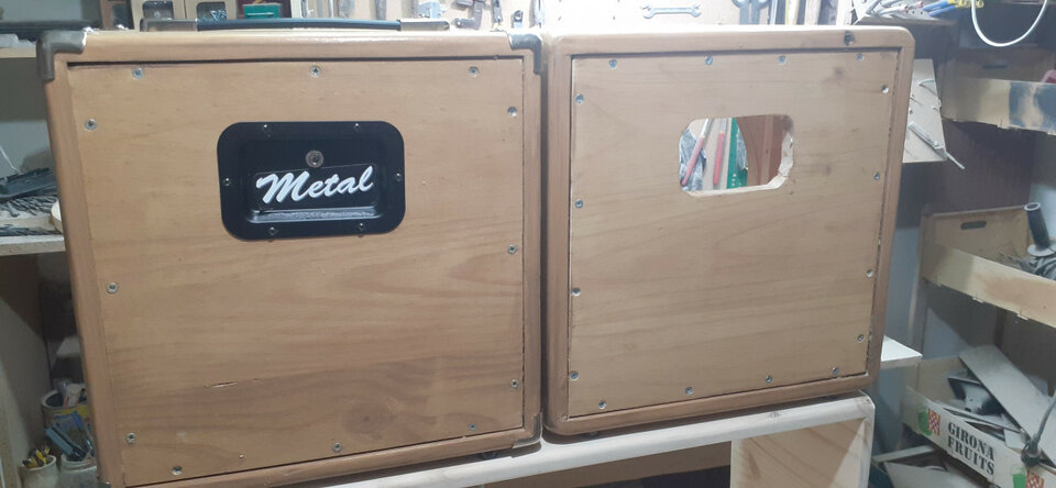 Se hacen pantallas,en madera de Abeto finlandes 18mm.