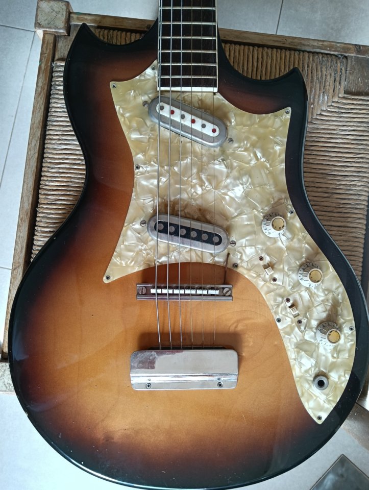 Guitarra Framus Strato años 60 de segunda mano · Foto 2 de 8 · Navarra · 550 €