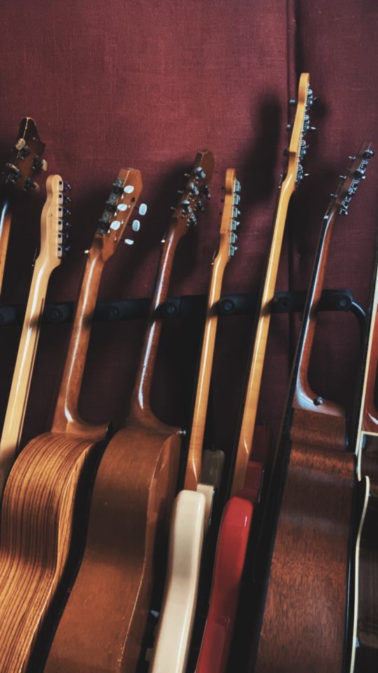 Producción musical para artistas solistas y bandas.