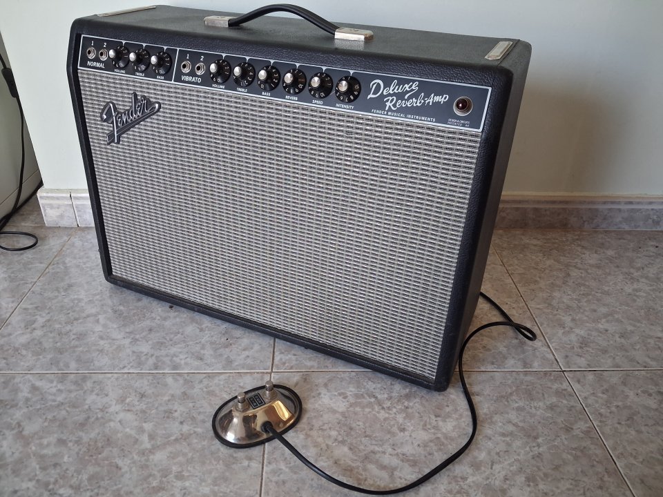 Fender '65 Deluxe Reverb Reissue (Válvulas) + Footswitch de segunda mano · Foto 3 de 6 · Barcelona · 1350 €
