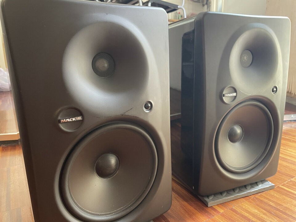 Par de Mackie HR824