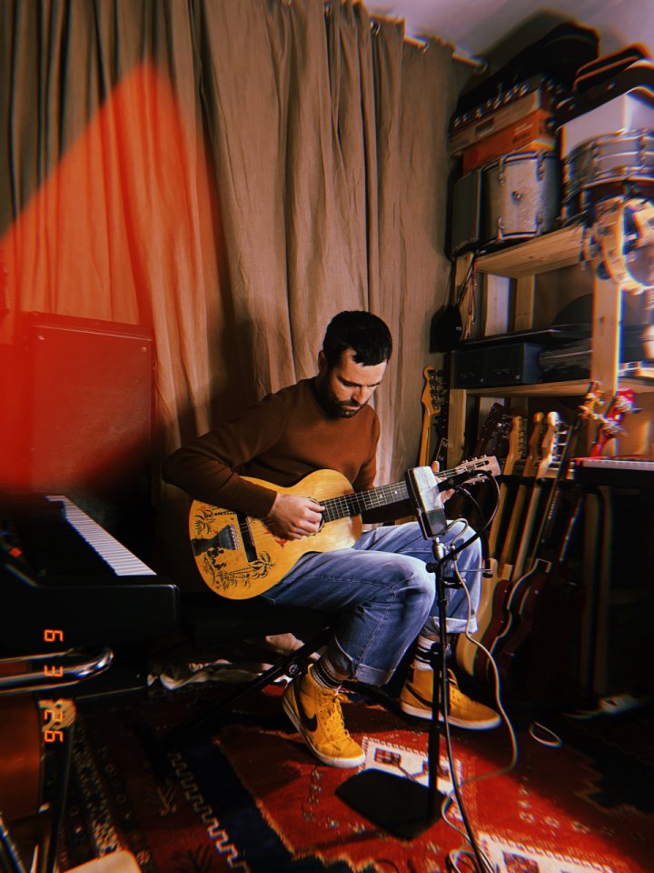 Producción musical para artistas solistas y bandas.