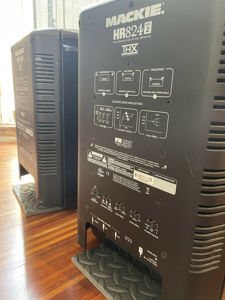Par de Mackie HR824