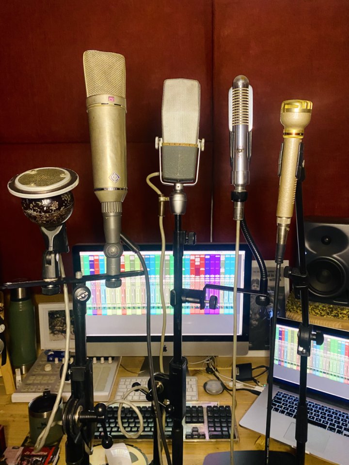 Producción musical para artistas solistas y bandas.