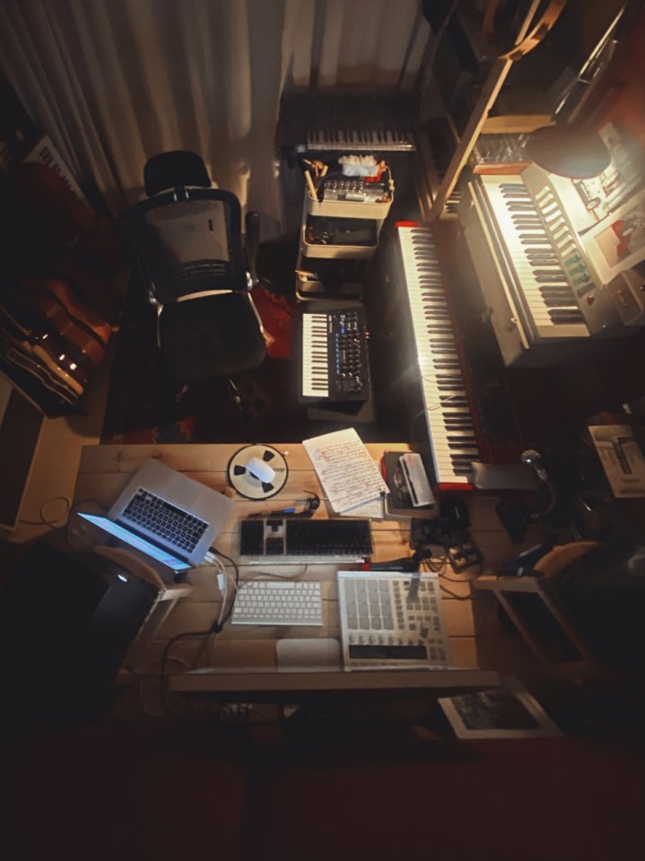 Producción musical para artistas solistas y bandas.