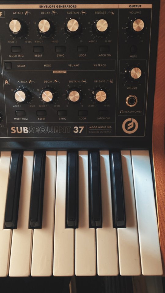 Producción musical para artistas solistas y bandas.