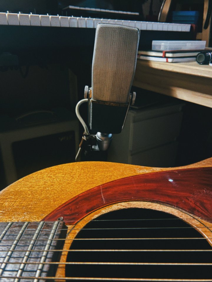 Producción musical para artistas solistas y bandas.