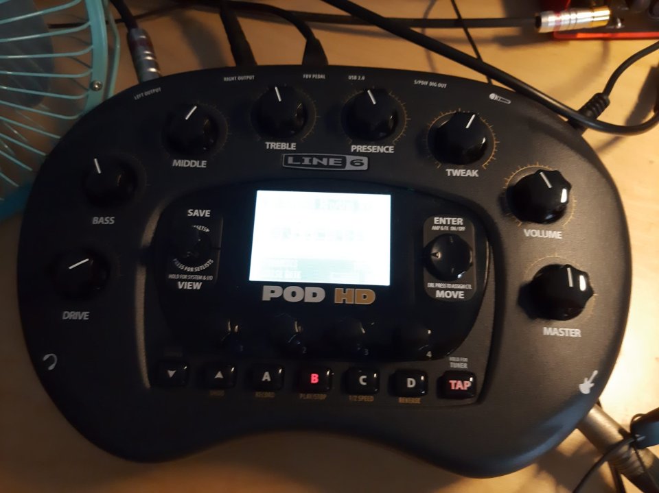 Line 6 POD HD y pedalera