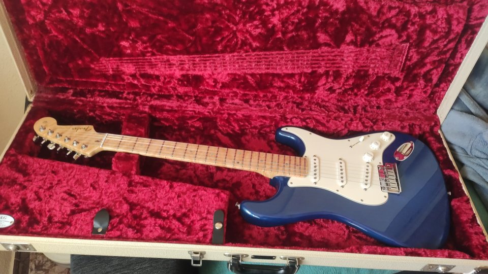 Fender Custom Shop Custom Deluxe Stratocaster 2011 — Candy Blue / AA Birdseye Maple de segunda mano · Foto 2 de 10 · Valencia · 4000 €
