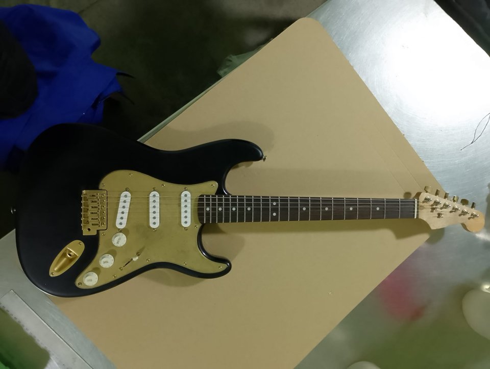Guitarra Stratocaster(Partcaster) Negra Personalizada de segunda mano · Foto 1 de 7 · Ourense · 200 €