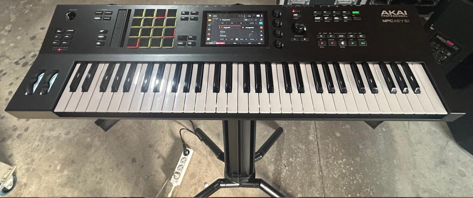 AKAI MPC KEY 61 + Flightcase + Soporte K&M Spider Baby + Funda para el soporte